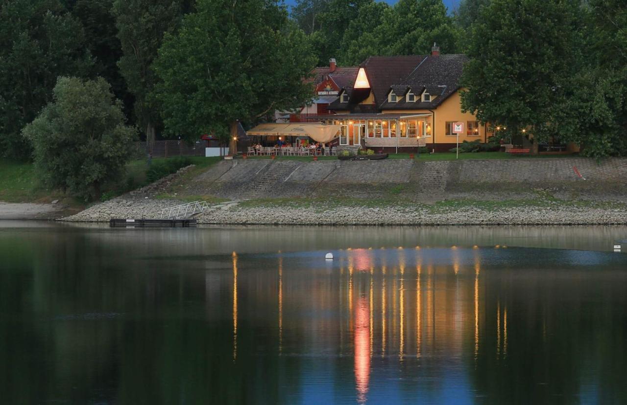 Vizafogo Panzio Es Etterem Hotel Baja Buitenkant foto